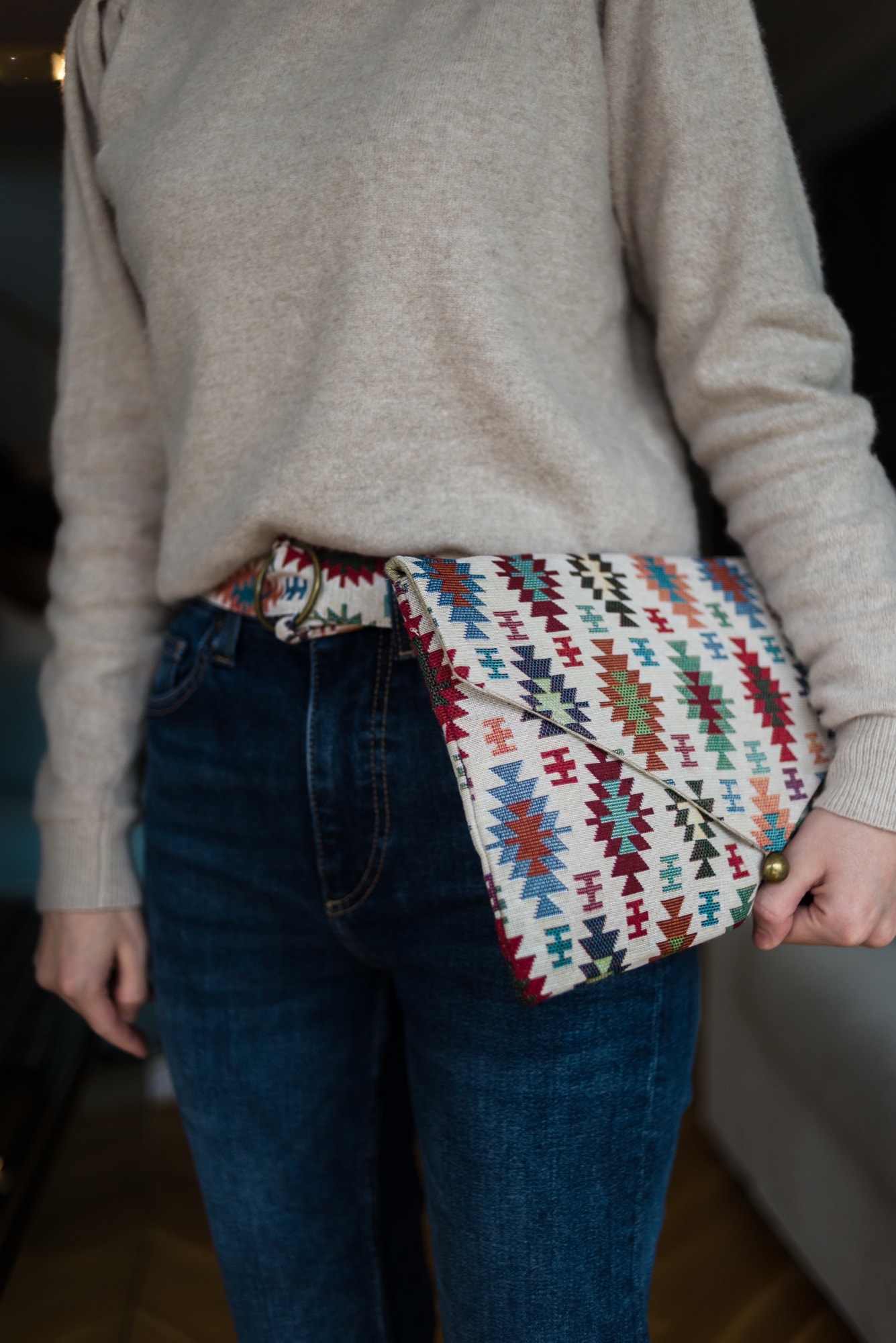 Modelo con bolso Santorini